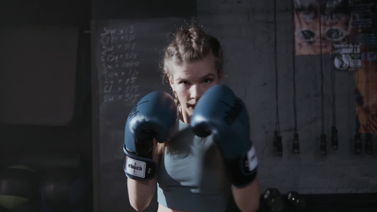 Persone con visori VR, boxe, luci al neon