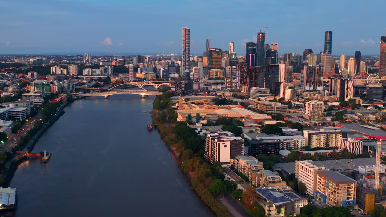 Auringonlasku Toowongin jokirannan esikaupungin yllä Brisbanen kaupungissa, Queenslandissa, Australiassa - ilmakuva dronella.