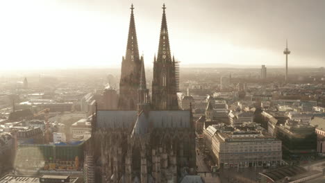 Fliegen-Sie-Um-Das-Religiöse-Gotische-Wahrzeichen-In-Der-Großstadt-Herum.-Alte-Domkirche-St.-Peter-Gegen-Sonne-Bei-Leichtem-Regen.-Köln,-Deutschland