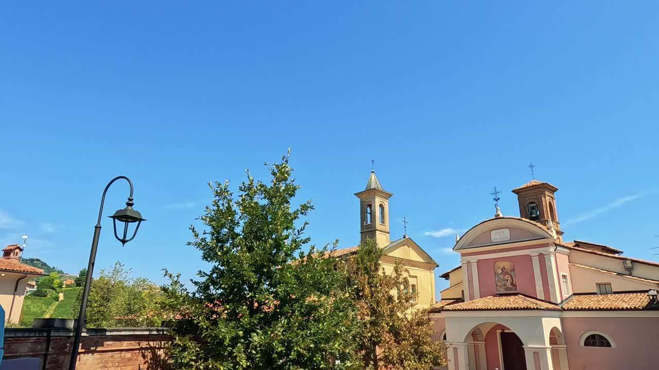 Chiesa e alberi sotto un cielo azzurro limpido