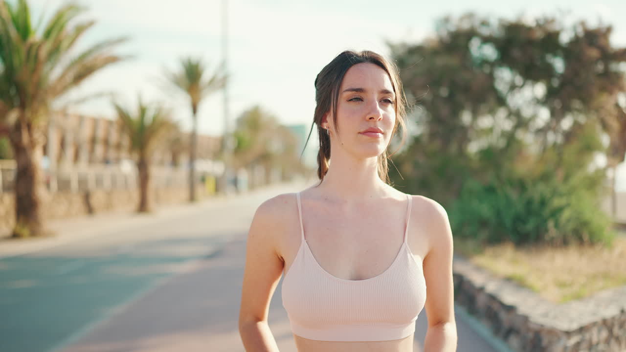 外でヘッドフォンで音楽を聴いている女性