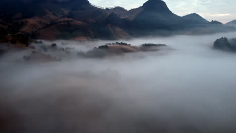 Muñeca-Suave-En-Antena-Sobre-Nubes-Bajas-En-El-Paisaje-De-Fantasía-De-Sao-Bento-Do-Sapucai-En-Sao-Paulo,-Brasil