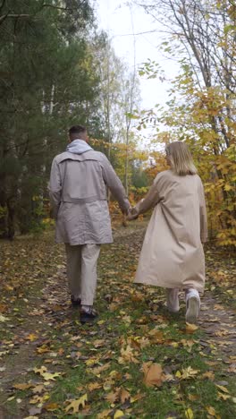 familia caminando en la naturaleza