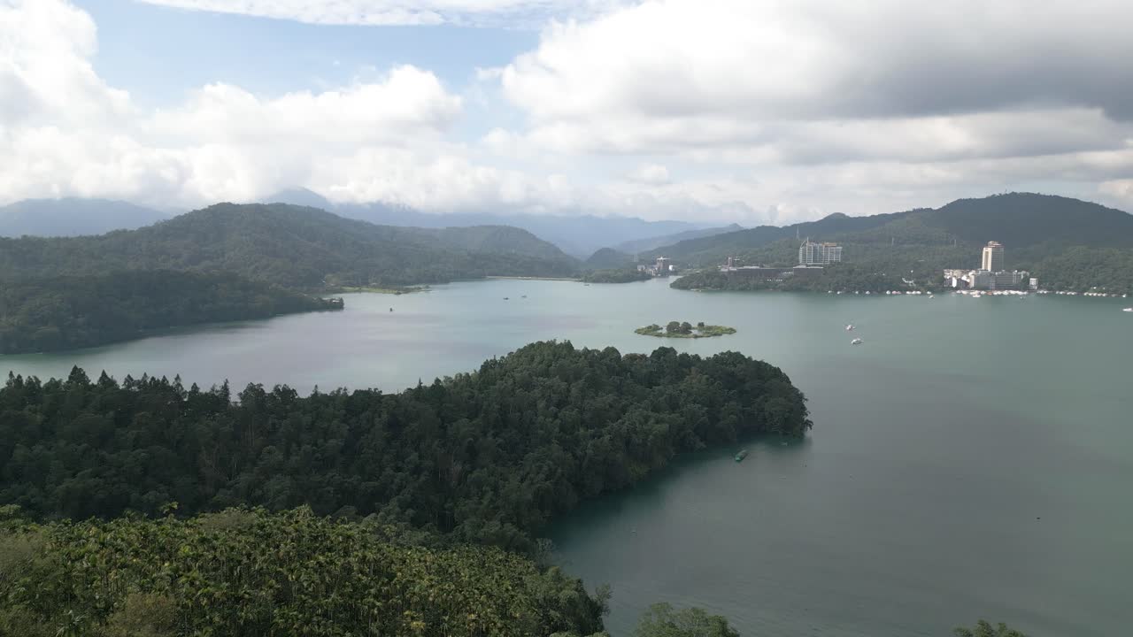 lago del sol y la luna vista aérea del templo de wen wu 4k