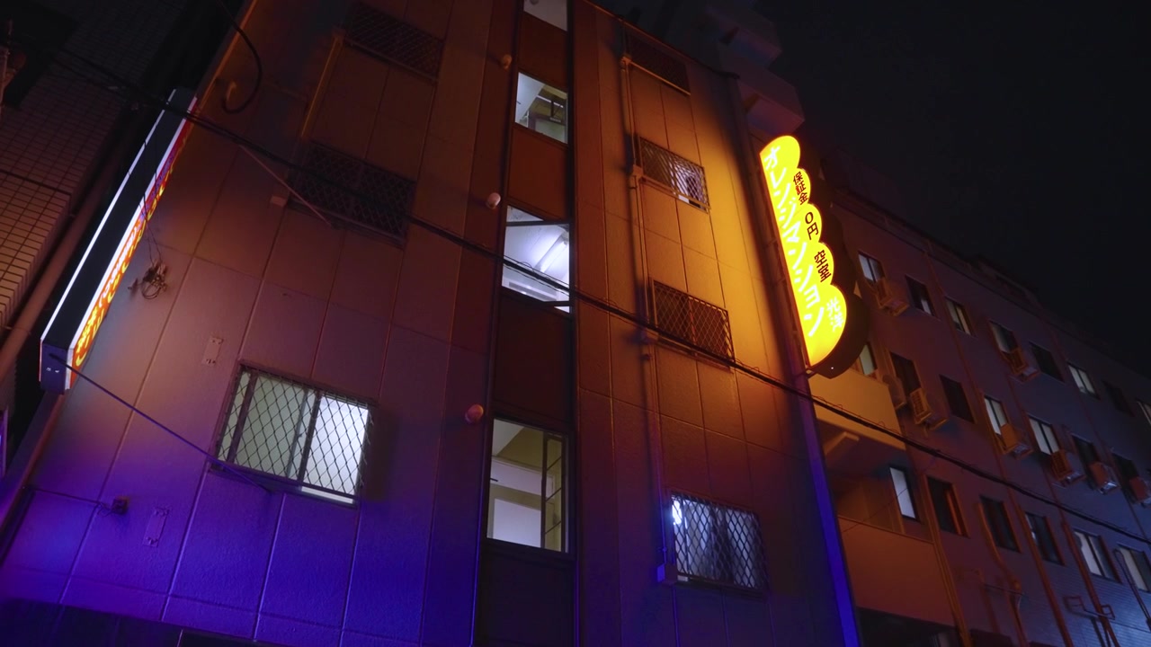 Apartamentos de trabajadores en el barrio Nishinari de Osaka, Japón, por la noche