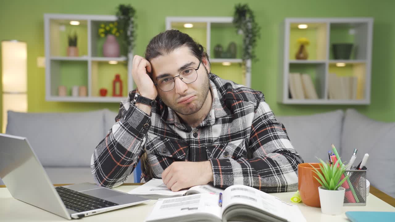 un joven deprimido y triste mira a la cámara.