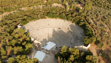 antiguo teatro del asklepieion en un día soleado en epidauro en grecia