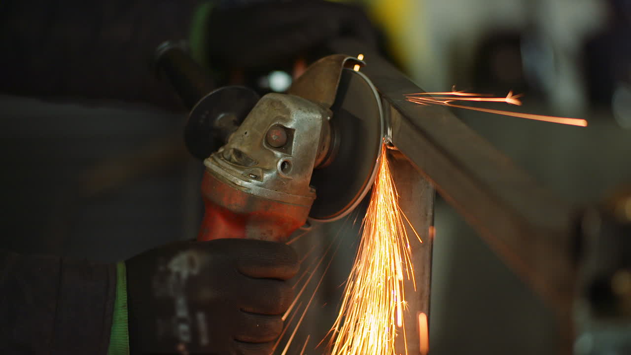 amoladora angular cortando metal en el taller 36