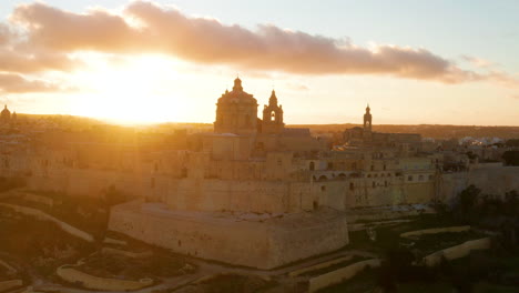 paisaje del atardecer en la histórica ciudad amurallada de mdina en malta - fotografía aérea de un avión no tripulado