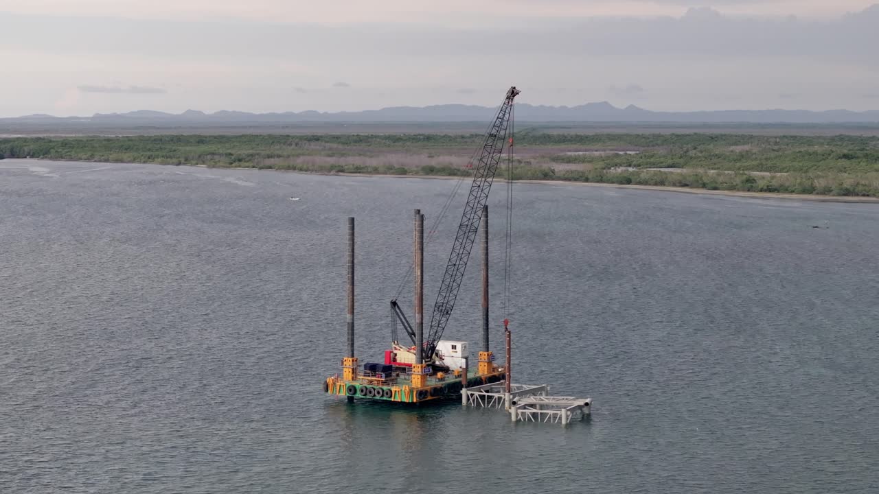 vista aérea de una barcaza en la plataforma de la central eléctrica en alta mar durante un día nublado en la república dominicana