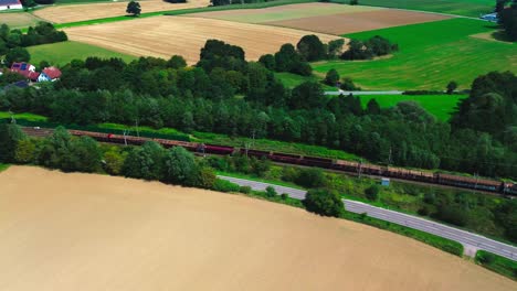 Tren-De-Carga-Aéreo-De-Drones-A-Lo-Largo-De-La-Autopista-4k