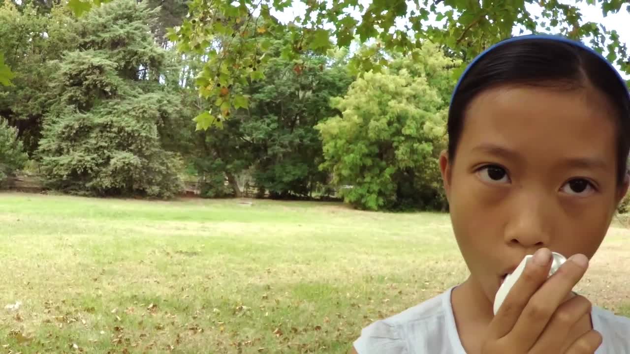 천식 흡입기를 사용하는 소녀