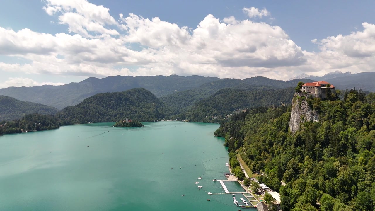 Ripresa panoramica con drone sopra l'isola e il castello del Lago di Bled, Slovenia