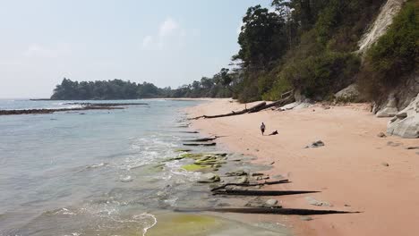 Una-Persona-Solitaria-Pasea-Sola-Por-Una-Playa-Remota-Mientras-El-Sol-Cae-Sobre-La-Arena-Dorada-Y-El-Viento-Y-La-Marea-Hacen-Olas-En-La-Playa