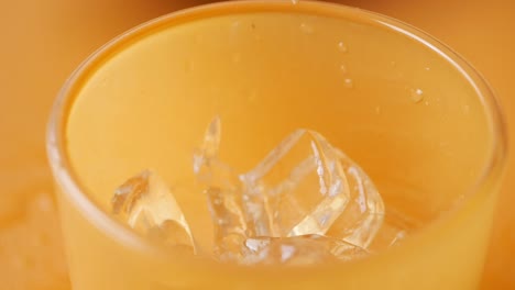 jugo de naranja o refresco con hielo