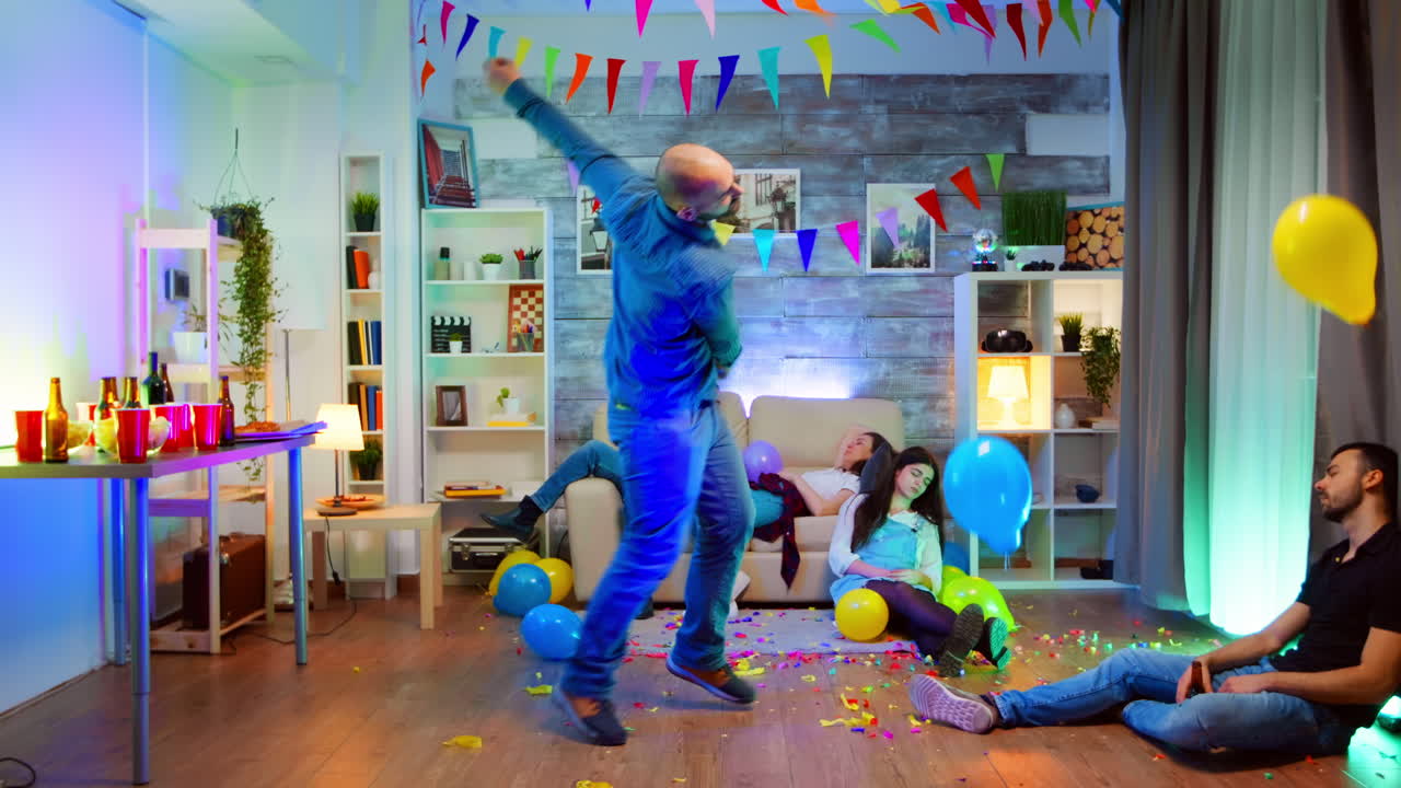 un joven calvo y guapo bailando en la fiesta.