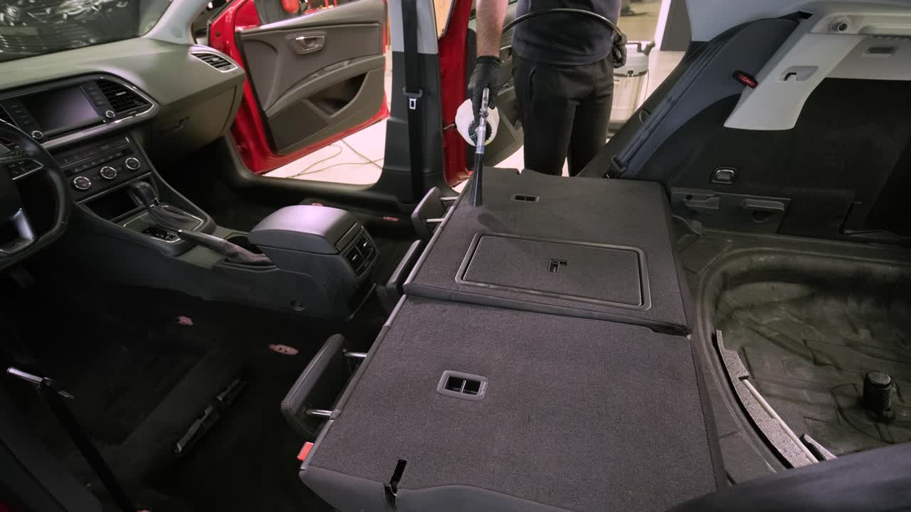 전문적인 자동차 청소. 샤워. 인테리어 세부 사항. 자동차 인테리어를 건조 청소 및 세부 사항; 깊은 좌석 청소; 자동차 세탁에서 거품을 는; 먼지에서 자동차 패널을 청소하는; 진공청소기