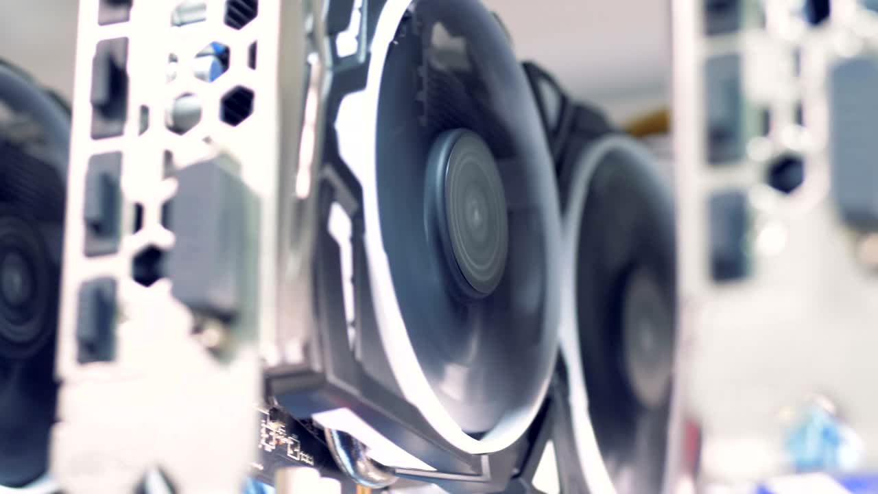 cierre de los carretes de las tarjetas de vídeo durante el proceso de minería de criptomonedas