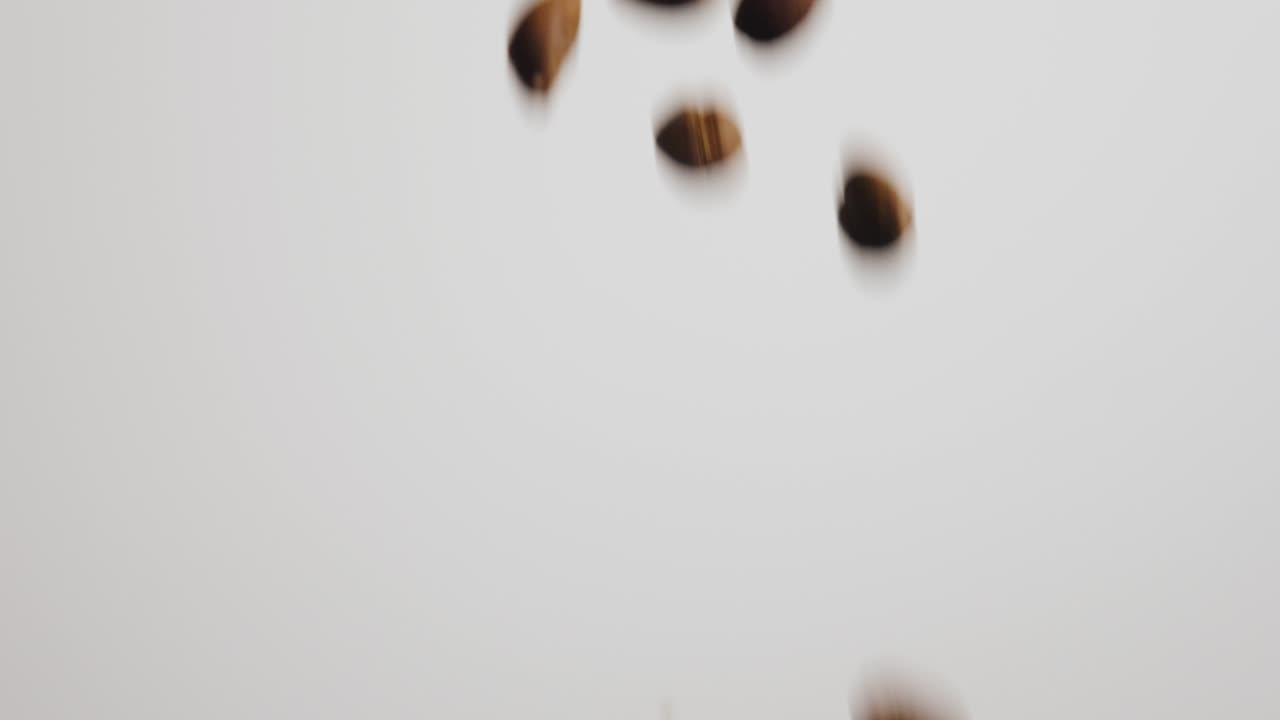 Versare un sacchetto di chicchi di caffè sullo schermo