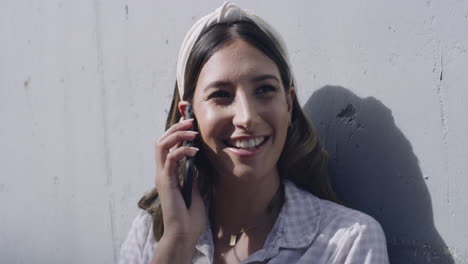 Mujer-Feliz-Poniéndose-Al-Día-Y-Charlando-Con-Un-Ser-Querido