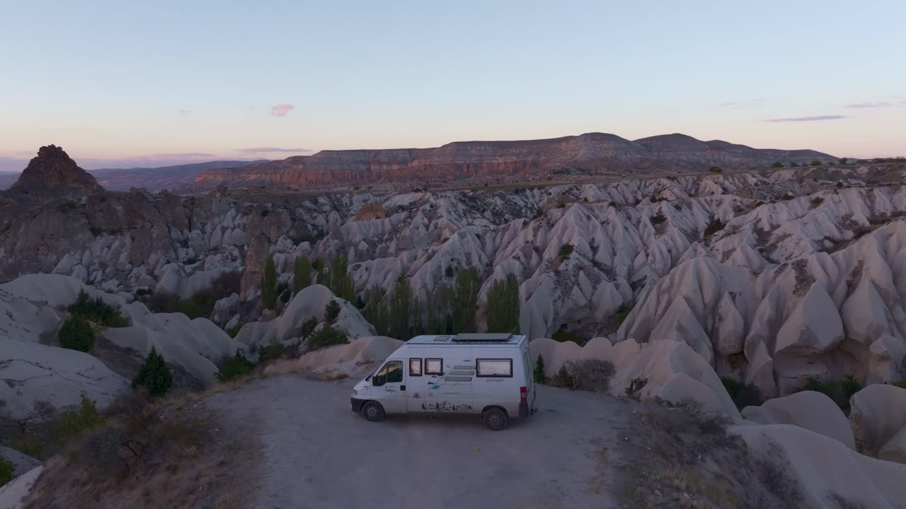 La Cappadocia in Turchia, ideale per i camper, vanta panorami mozzafiato sulla valle.