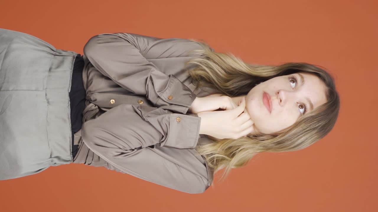 흥분된 젊은 여성의 수직 비디오.