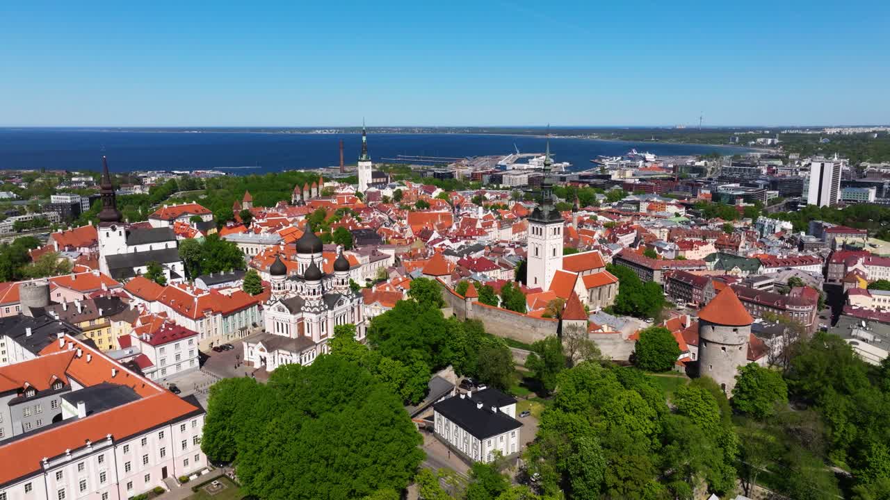 ciudad vieja de tallin - una toma aérea revela la capital de estonia