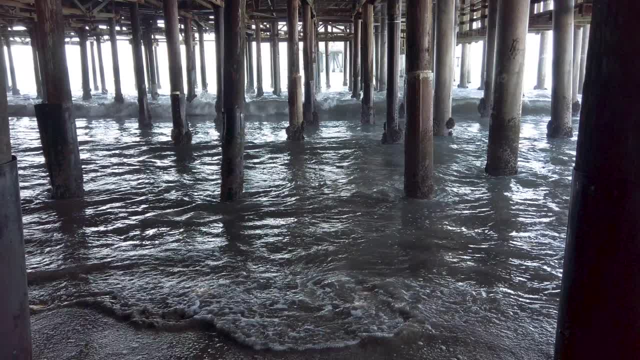 산타모니카 부두 아래로 부서지는 파도