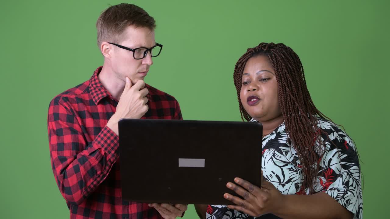 mujer africana con sobrepeso y un joven escandinavo juntos contra un fondo verde