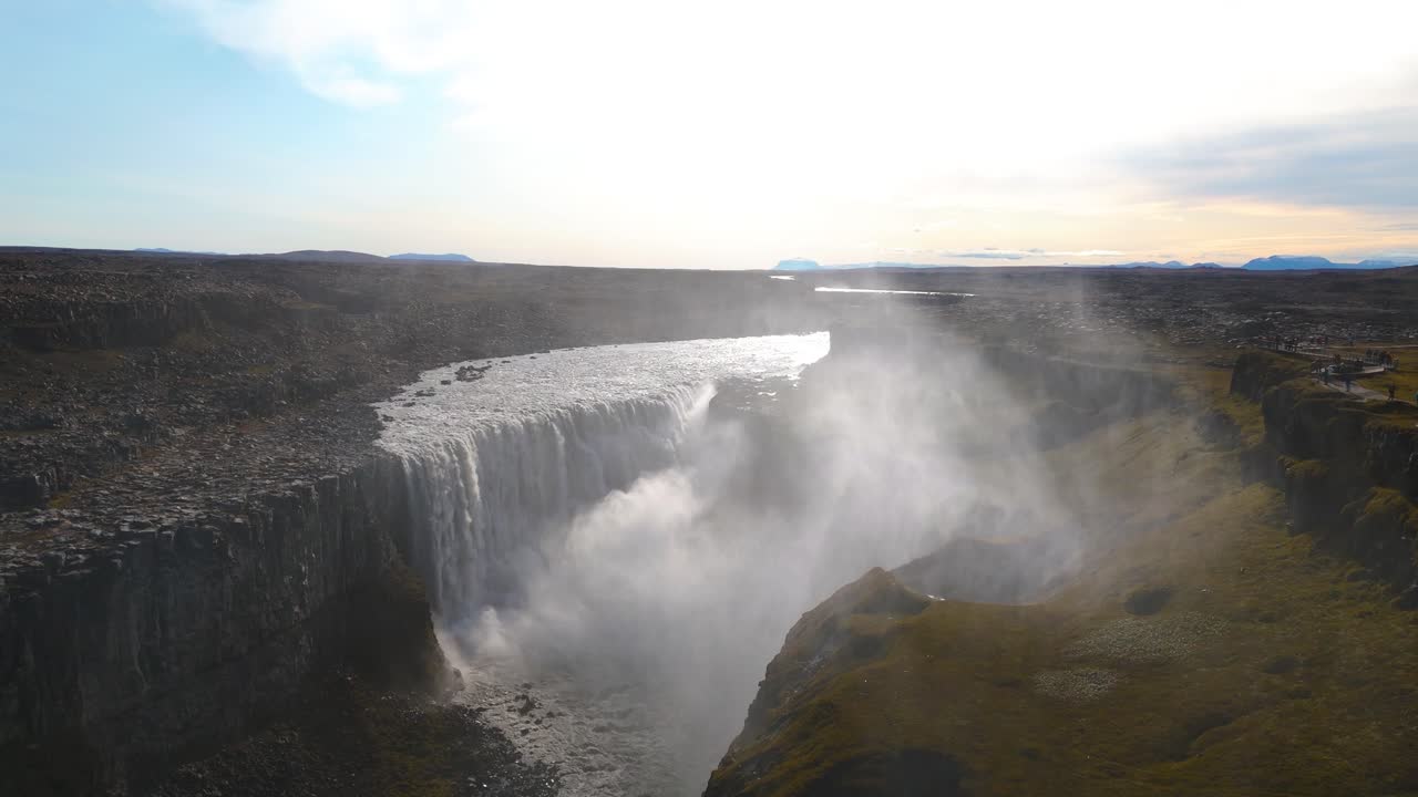 아이슬란드의 dettifoss 폭포의 엄청난 힘은 공중 아크  ⁇ 에 포착되었습니다.