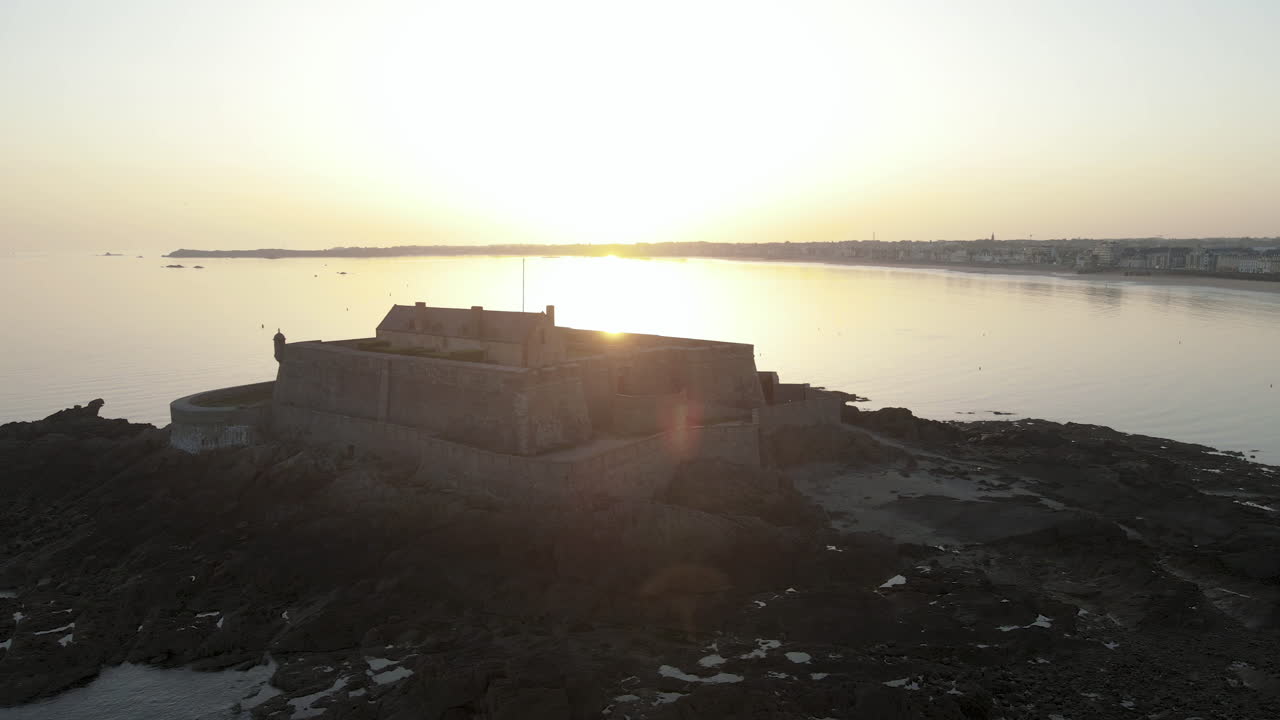 프랑스의 생말로, 태양 플레어가 있는 황혼의 포트 뒤 쁘띠 베