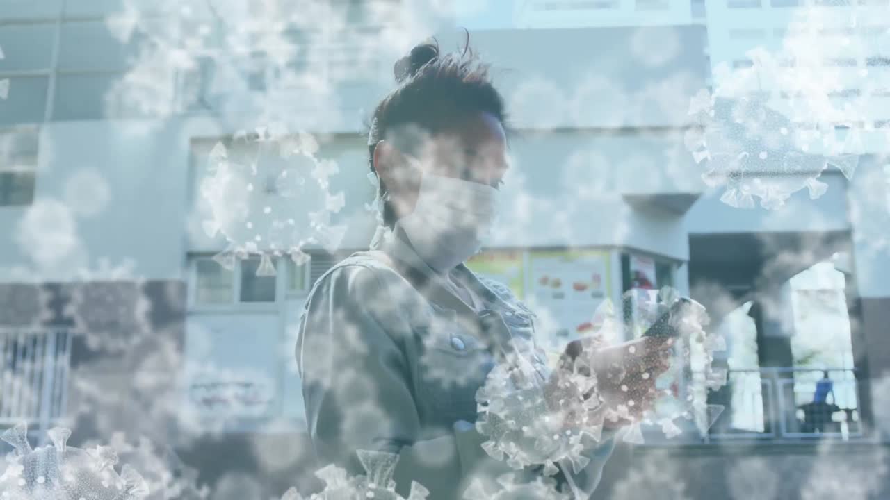 코로나 19 바이러스 세포의 애니메이션 스마트폰을 사용하여 얼굴 마스크를 착용하는 여성