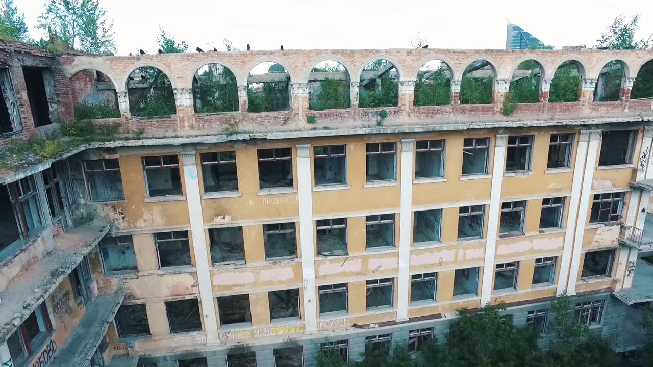 vista aérea de un edificio abandonado en ruinas