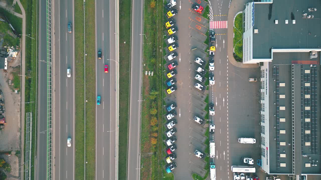 창고가 있는 물류 공원의 공중 촬영 - 적재 허브