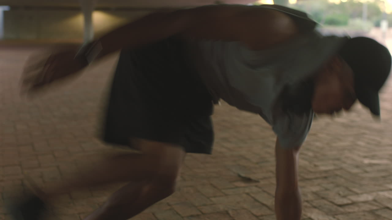 danza, música y libertad con un hombre bailarín bailando