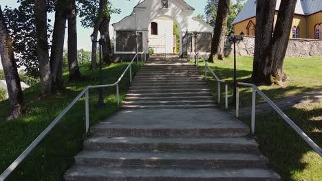 Drohne-Fliegt-Langsam-Die-Treppe-Hinauf