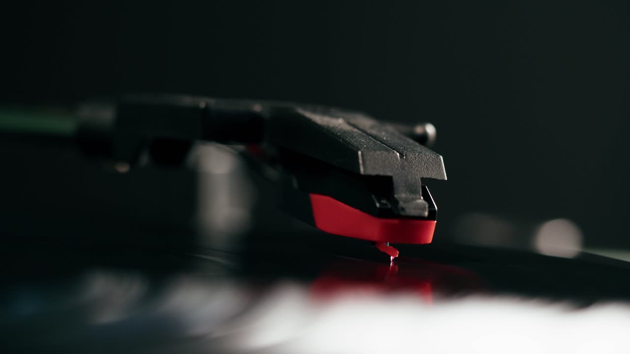 Primo piano della puntina di un giradischi che riproduce un disco in vinile.