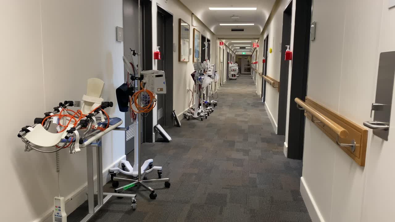 Vista de um corredor de hospital com equipamento médico em plano geral