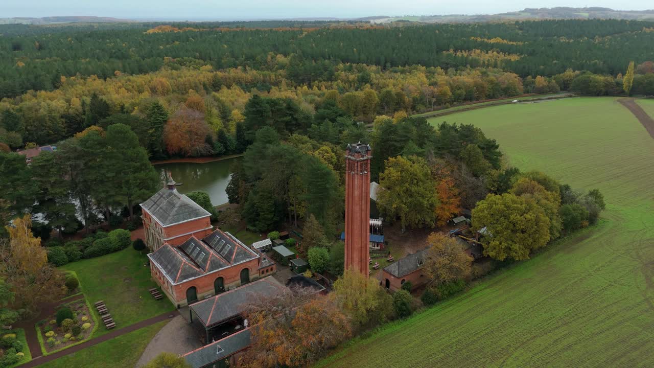 Cinematic droneoptagelse af historisk pumpestation i efterårslandskab med efterårsfarver Papplewick, England
