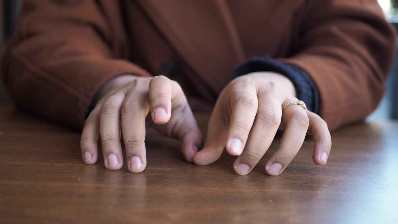 вдумчивая девушка ,