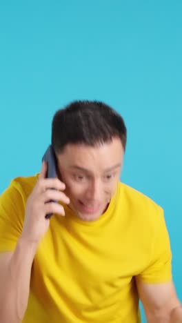 전화 통화하는 사람