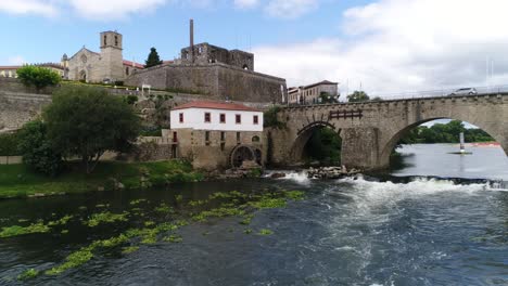 molino de agua en el río. ciudad de barcelos, portugal
