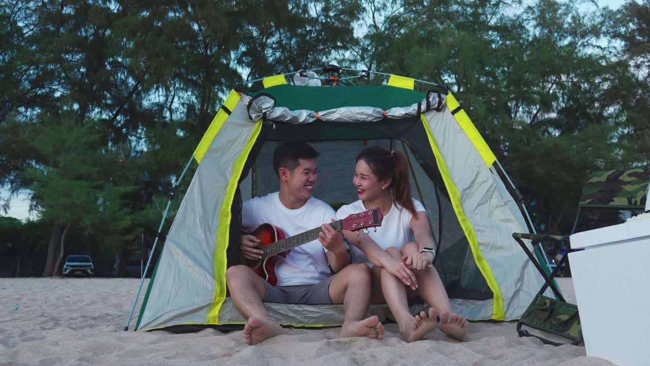 사랑에 빠진 젊은 부부는 해변에서 손가락으로 심장 모양을 만들고, 휴가 휴가에서 로맨틱한 관계를 맺고, 여름 휴가 또는 휴가 개념에서 여행과 휴식을 즐기고 있습니다.