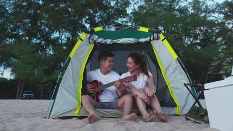 una pareja feliz y enamorada haciendo forma de corazón con los dedos en la playa al atardecer, relaciones románticas en vacaciones de vacaciones, disfrutando de viajar y descansar en vacaciones de verano o concepto de vacaciones.