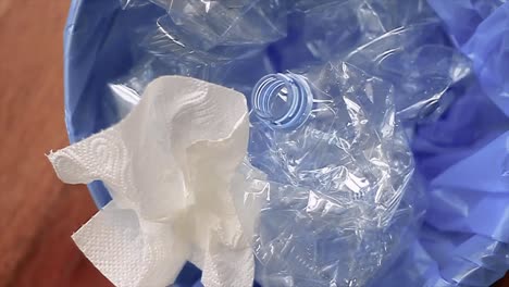 Recyceln-Sie-Plastikflaschen-Und-Papier,-Die-Für-Das-Recycling-Bereit-Sind.-Stockvideos