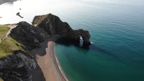 Antenne-über-Durdle-Door-Am-Morgen-Mit-Ruhigem-Türkisfarbenem-Wasser