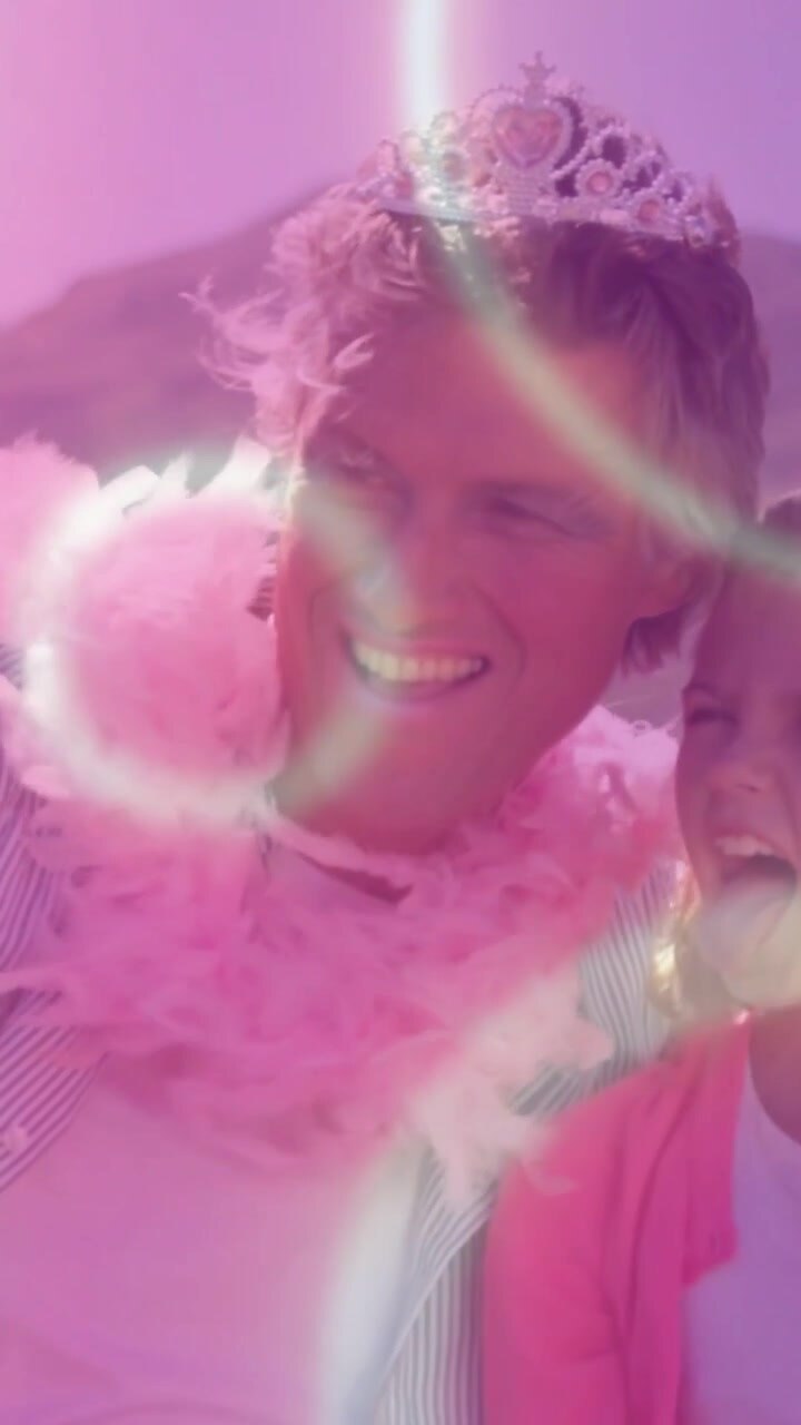 Video verticale: Papà e figlia che si scattano un selfie, facendo smorfie mentre anelli rosa scorrono sui volti per i social.
