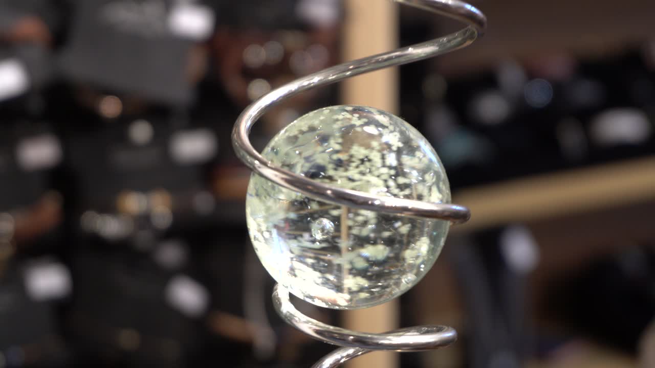 영원히 회전하는 아름다운 흰색 크리스탈 구체