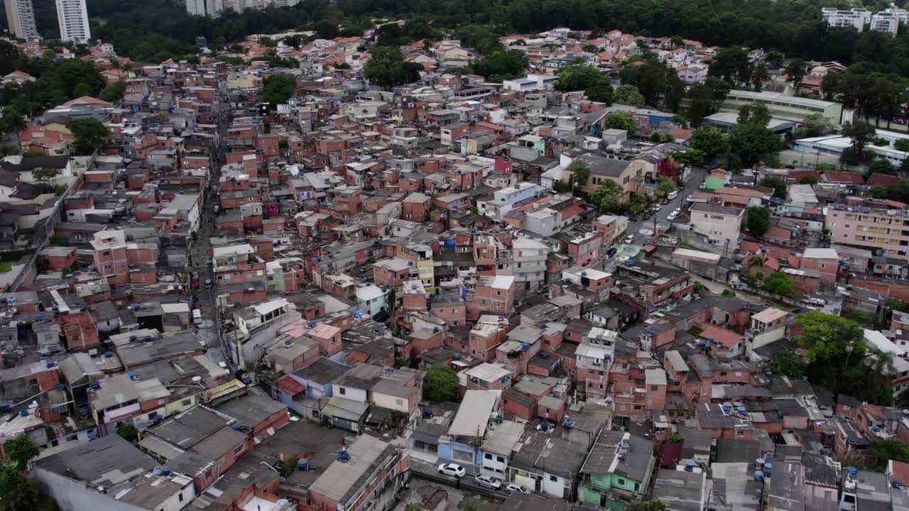 브라질의 우울한 날, 상파울루의 궁핍한 지역에 있는 빈민가 주택 위의 공중