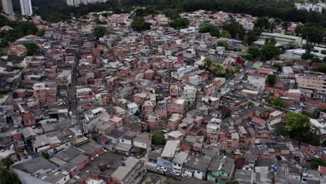 Antena-Sobre-Casas-De-Tugurios-En-Un-Distrito-Necesitado-De-Sao-Paulo,-Día-Sombrío-En-Brasil